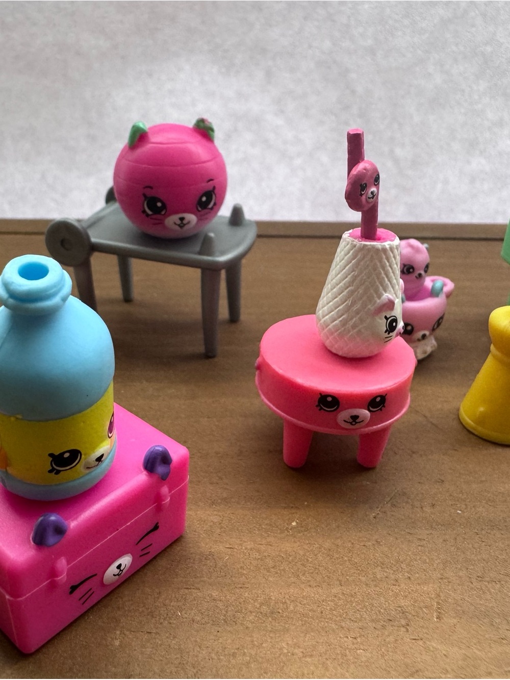 Shopkins kitchen set Mini Playset Furniture Toy - Cute Animal Faces 22 pieces